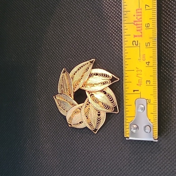 VINTAGE Filigree Leaf Wreath Brooch, Gold Tone, Dainty - Picture 6 of 8